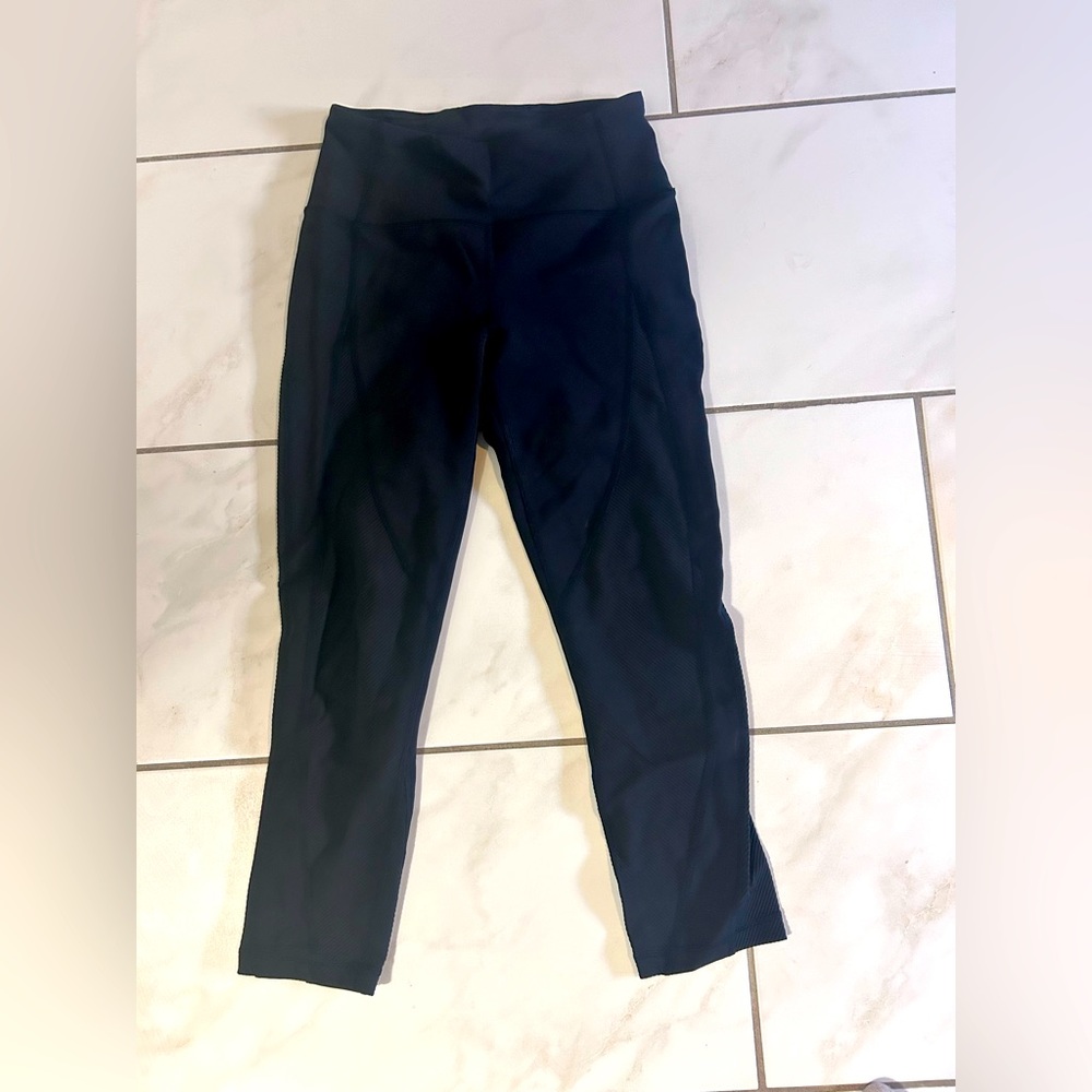 Lululemon black textured high waste crop leggings. Size 6 NEVER WORN